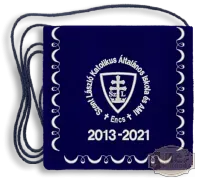 Bársony alapon Iskolacímerrel hímzett Ballagási tarisznya, pamut zsinórral - Szent László Katolikus Ált. Isk. - Encs