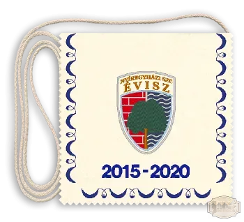 Polifolc alapon Iskolacímerrel hímzett Ballagási tarisznya, pamut zsinórral - ÉVISZ - Nyíregyháza