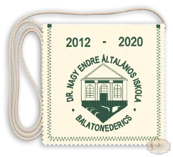 Polifilc alapon Iskolacímerrel hímzett Ballagási tarisznya, pamut zsinórral - Dr. Nagy Endre Ált. Isk. - Balatonederics