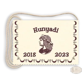 Polifilc alapú Iskolacímerrel hímzett Ballagási tarisznya, pamut zsinórral - Hunyadi Mátyás Technikum - Székesfehérvár