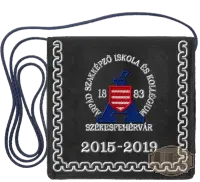 Bársony Iskolacímerrel hímzett Ballagási tarisznya, pamut zsinórral - Árpád Szakképző - Székesfehérvár