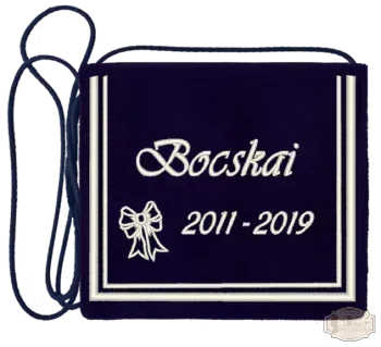 Ballagási tarisznya Bársony alapra hímzett iskolanév és évszámpáros - pamut zsinórral