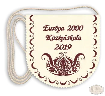 Ballagási tarisznya. Polifilc alapon Iskolanévvel hímezve, évszámmal, stilizált mintával - pamut zsinórral